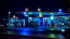 Průměrná cena benzínu pod 35 Kč: využijte šanci na levné tankování než skončí